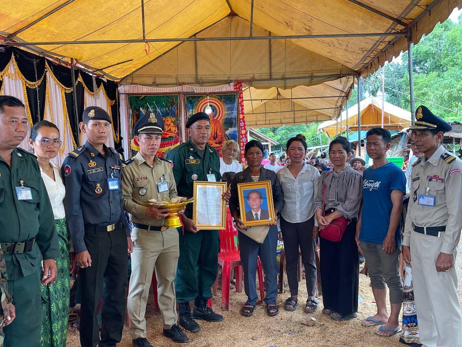 អ.ន.ក ស្រុកបវេល នាំយកថវិកាបេឡាមរណសង្គ្រោះជូនគ្រួសារសពអតីតយុទ្ធជនមួយគ្រួសារ