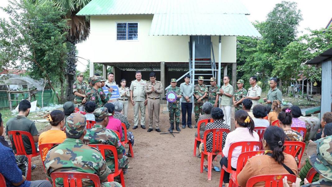 គ្រួសារអតីតយុទ្ធជនពលីដោយសារសង្គ្រាមមួយគ្រួសារ  នៅស្រុកប្រាសាទបល្ល័ង្ក ទទួលអំណោយផ្ទះថ្មីពីសម្ដេចតេជោ និងសម្ដេចកិត្តិព្រឹទ្ធបណ្ឌិត - Image 2