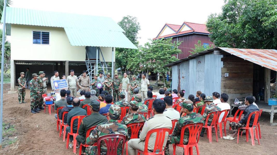 គ្រួសារអតីតយុទ្ធជនពលីដោយសារសង្គ្រាមមួយគ្រួសារ  នៅស្រុកប្រាសាទបល្ល័ង្ក ទទួលអំណោយផ្ទះថ្មីពីសម្ដេចតេជោ និងសម្ដេចកិត្តិព្រឹទ្ធបណ្ឌិត - Image 4