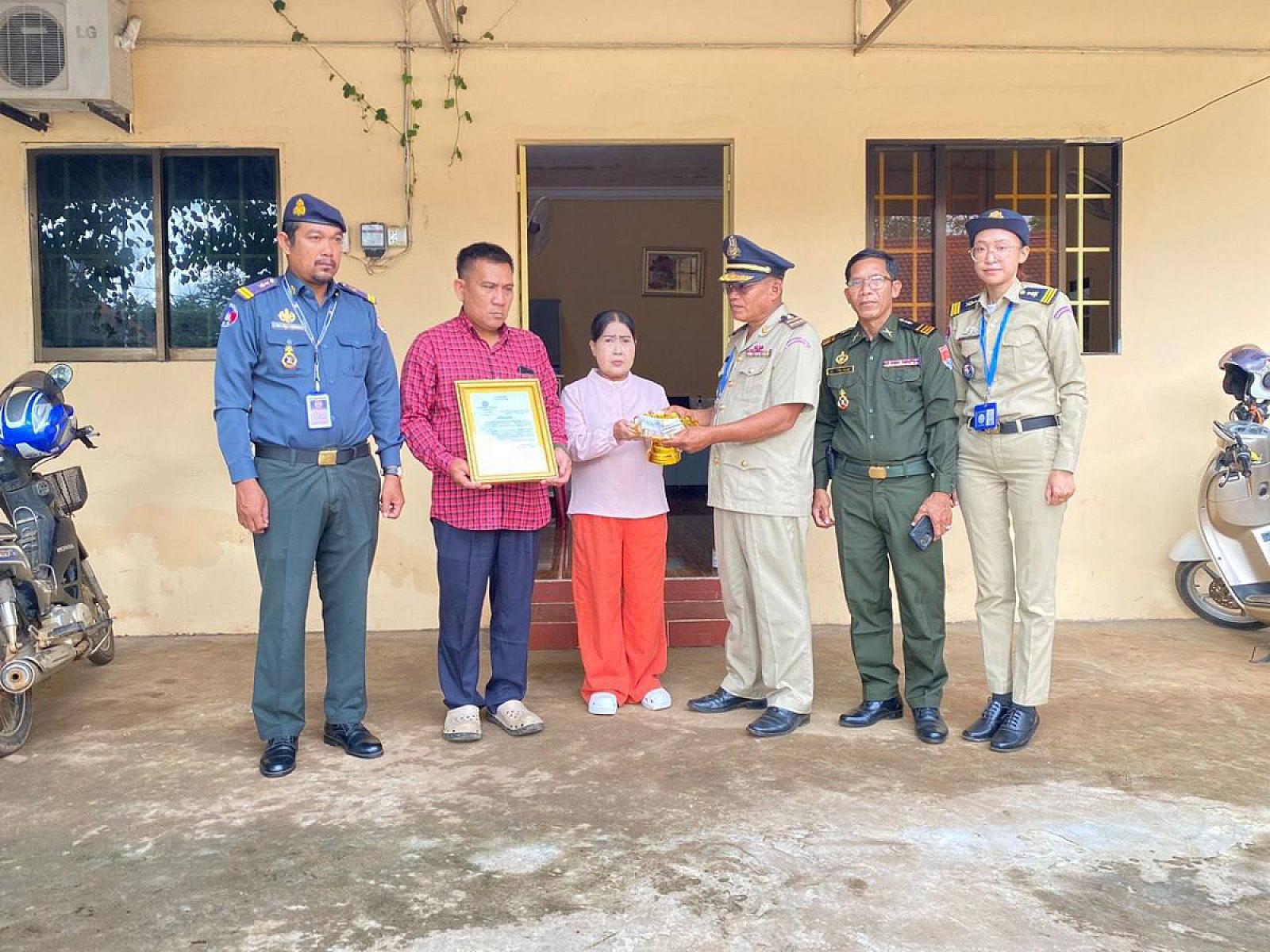 អ.ន.ក ក្រុងសួង នាំយកថវិកាបេឡាមរណសង្គ្រោះជូនគ្រួសារសពអតីតយុទ្ធជនមួយគ្រួសារ