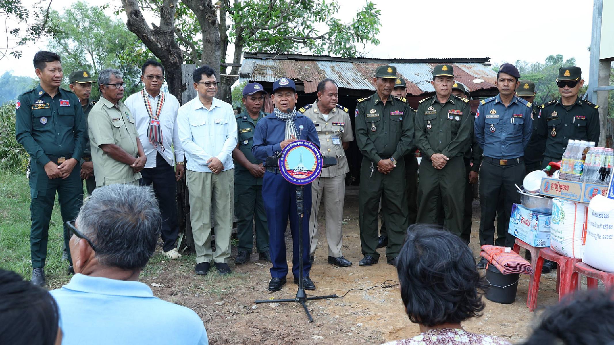 អតីតយុទ្ធជនស្រុកកំពង់ស្វាយមួយគ្រួសារបានទទួលផ្ទះថ្មី អំណោយដ៏ថ្លៃថ្លារបស់សម្ដេចទាំងទ្វេ