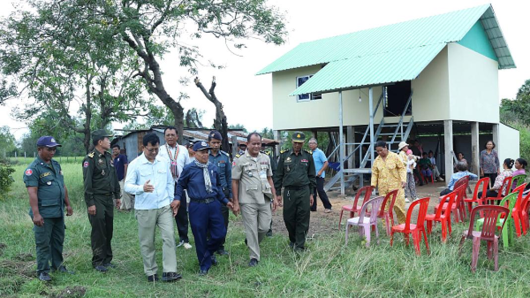 អតីតយុទ្ធជនស្រុកកំពង់ស្វាយមួយគ្រួសារបានទទួលផ្ទះថ្មី អំណោយដ៏ថ្លៃថ្លារបស់សម្ដេចទាំងទ្វេ - Image 2