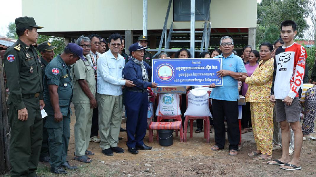 អតីតយុទ្ធជនស្រុកកំពង់ស្វាយមួយគ្រួសារបានទទួលផ្ទះថ្មី អំណោយដ៏ថ្លៃថ្លារបស់សម្ដេចទាំងទ្វេ - Image 4