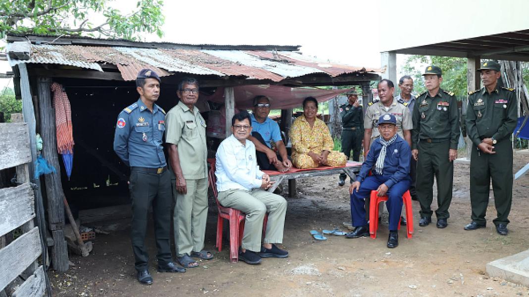 អតីតយុទ្ធជនស្រុកកំពង់ស្វាយមួយគ្រួសារបានទទួលផ្ទះថ្មី អំណោយដ៏ថ្លៃថ្លារបស់សម្ដេចទាំងទ្វេ - Image 5