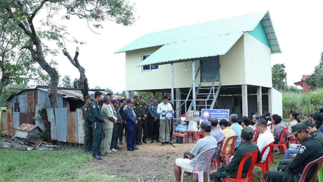 អតីតយុទ្ធជនស្រុកកំពង់ស្វាយមួយគ្រួសារបានទទួលផ្ទះថ្មី អំណោយដ៏ថ្លៃថ្លារបស់សម្ដេចទាំងទ្វេ - Image 8