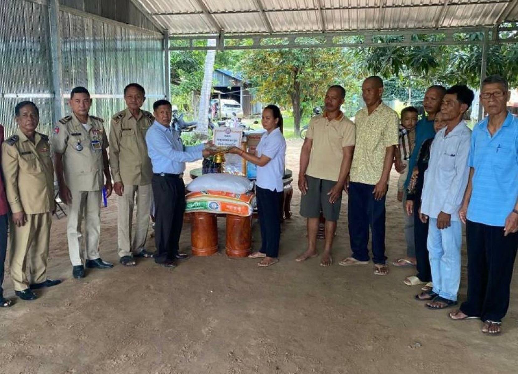 អ.ន.ក ស្រុកអង្គស្នួល នាំយកថវិកាបេឡាមរណសង្គ្រោះជូនគ្រួសារសពអតីតយុទ្ធជនមួយគ្រួសារ