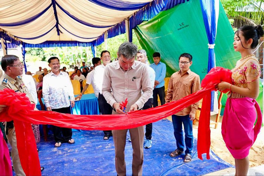 គ្រួសារវីរយុទ្ធជនពលីមួយគ្រួសារ នៅខេត្តសៀមរាប ទទួលបានអំណោយផ្ទះថ្មីពីសប្បុរសជនទូទាំងប្រទេស  - Image 6