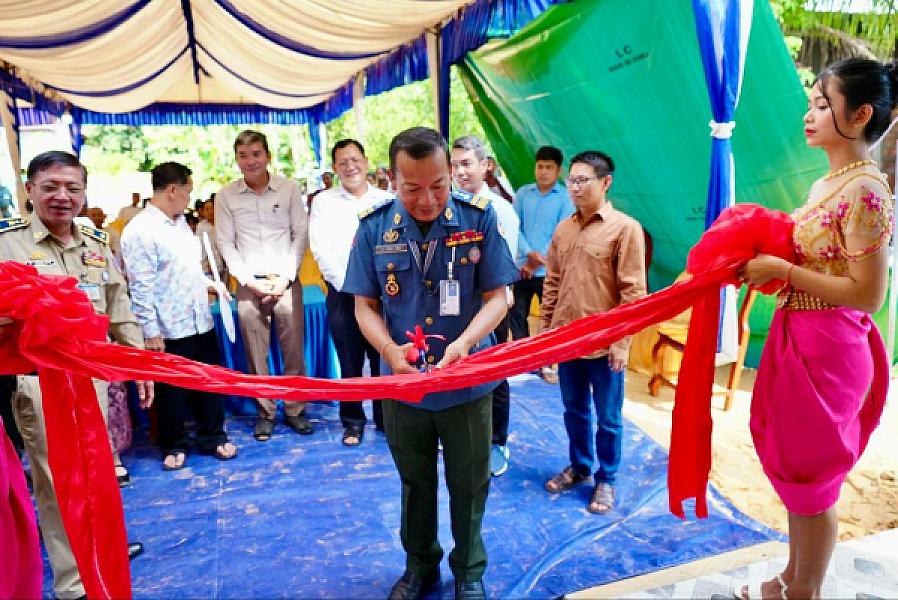 គ្រួសារវីរយុទ្ធជនពលីមួយគ្រួសារ នៅខេត្តសៀមរាប ទទួលបានអំណោយផ្ទះថ្មីពីសប្បុរសជនទូទាំងប្រទេស  - Image 7