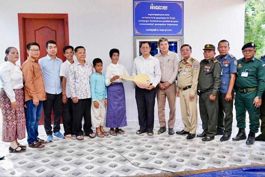 គ្រួសារវីរយុទ្ធជនពលីមួយគ្រួសារ នៅខេត្តសៀមរាប ទទួលបានអំណោយផ្ទះថ្មីពីសប្បុរសជនទូទាំងប្រទេស  - Image 12