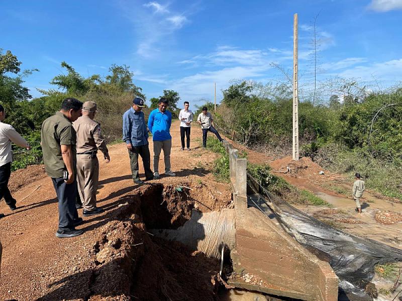 ក្រុមការងារ អ.ន.ក ចុះពិនិត្យការជីកស្រះទឹក និងស្ថាបនាប្រឡាយទឹក ជូនអតីតយុទ្ធជន នៅភូមិព្រៃសិន  - Image 3