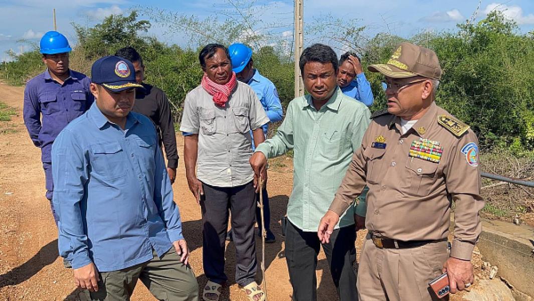 ក្រុមការងារ អ.ន.ក ចុះពិនិត្យការជីកស្រះទឹក និងស្ថាបនាប្រឡាយទឹក ជូនអតីតយុទ្ធជន នៅភូមិព្រៃសិន  - Image 5