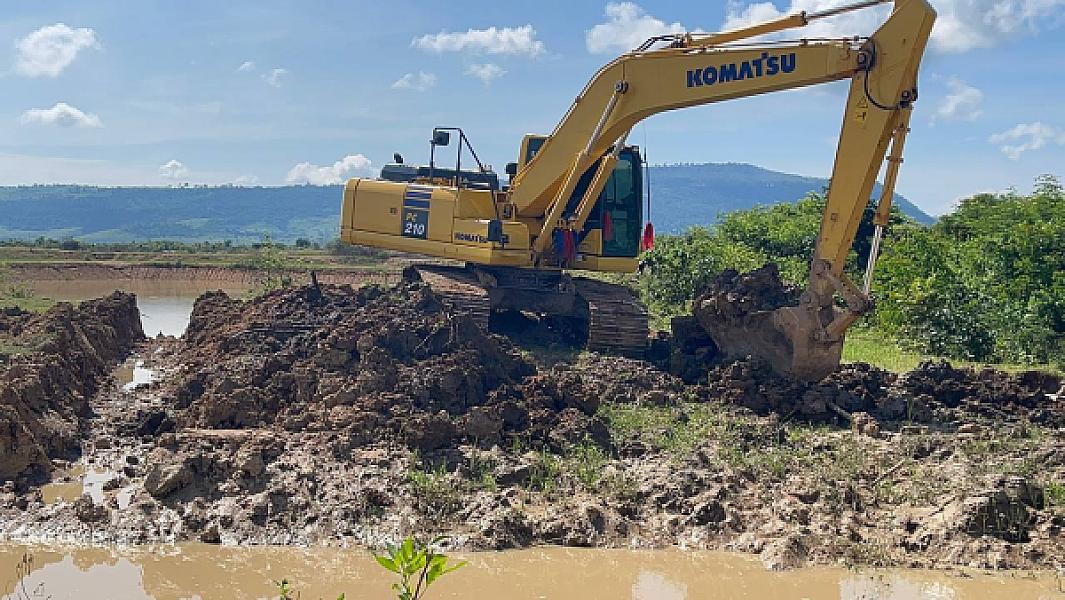 ក្រុមការងារ អ.ន.ក ចុះពិនិត្យការជីកស្រះទឹក និងស្ថាបនាប្រឡាយទឹក ជូនអតីតយុទ្ធជន នៅភូមិព្រៃសិន  - Image 9