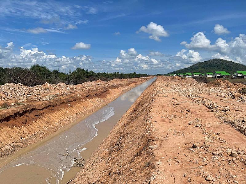 ក្រុមការងារ អ.ន.ក ចុះពិនិត្យការជីកស្រះទឹក និងស្ថាបនាប្រឡាយទឹក ជូនអតីតយុទ្ធជន នៅភូមិព្រៃសិន  - Image 13