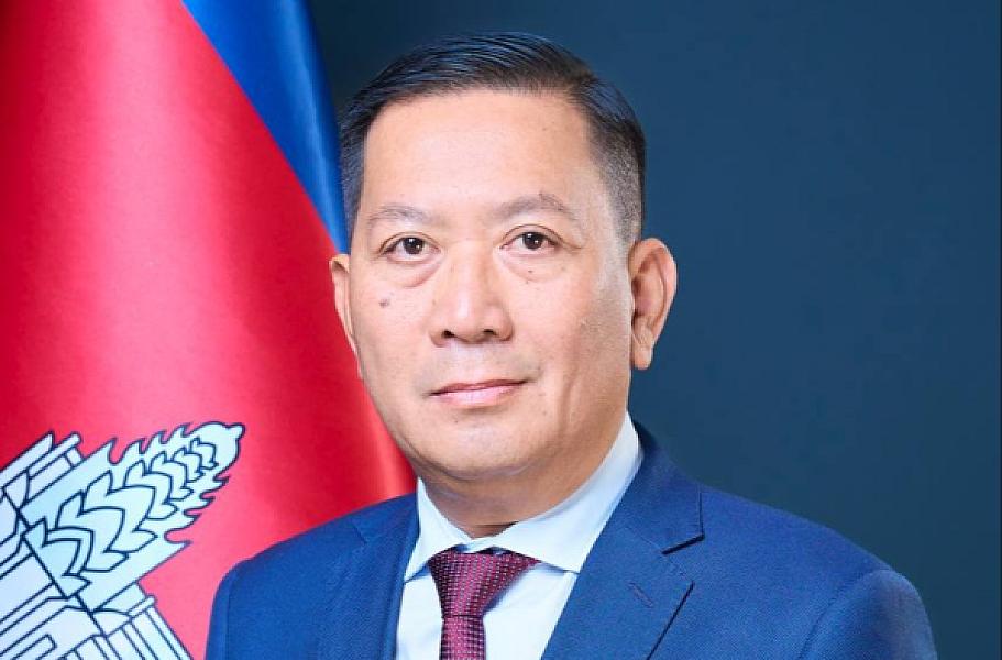 His Excellency Phin Vichea Vadhana and His Excellency Leng Monica have contributed 2 million riels to organize the Extraordinary General Assembly of the Cambodian Veterans Association nationwide