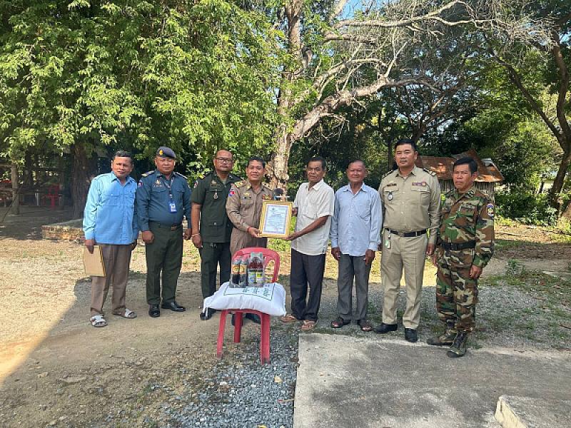 CVP Takeo Province brings relief funds to the families of 2 deceased veterans