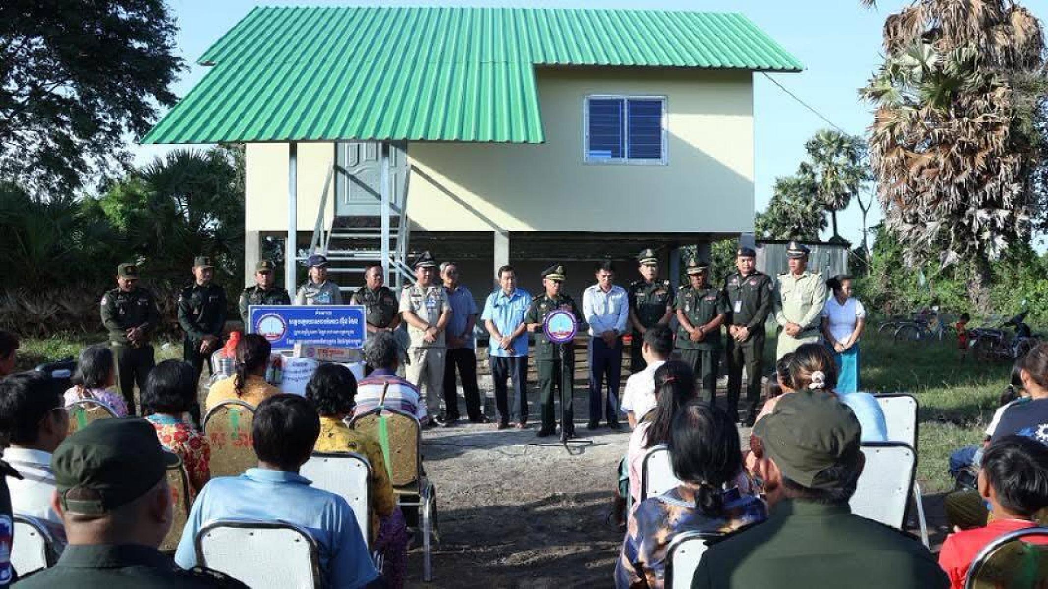 ផ្ទះថ្មីមួយខ្នងទៀតជាអំណោយដ៏ថ្លៃថ្លារបស់សម្ដេចតេជោត្រូវបានប្រគល់ជូនអតីតយុទ្ធជននៅស្រុកតាំងគោក ខេត្តកំពង់ធំ