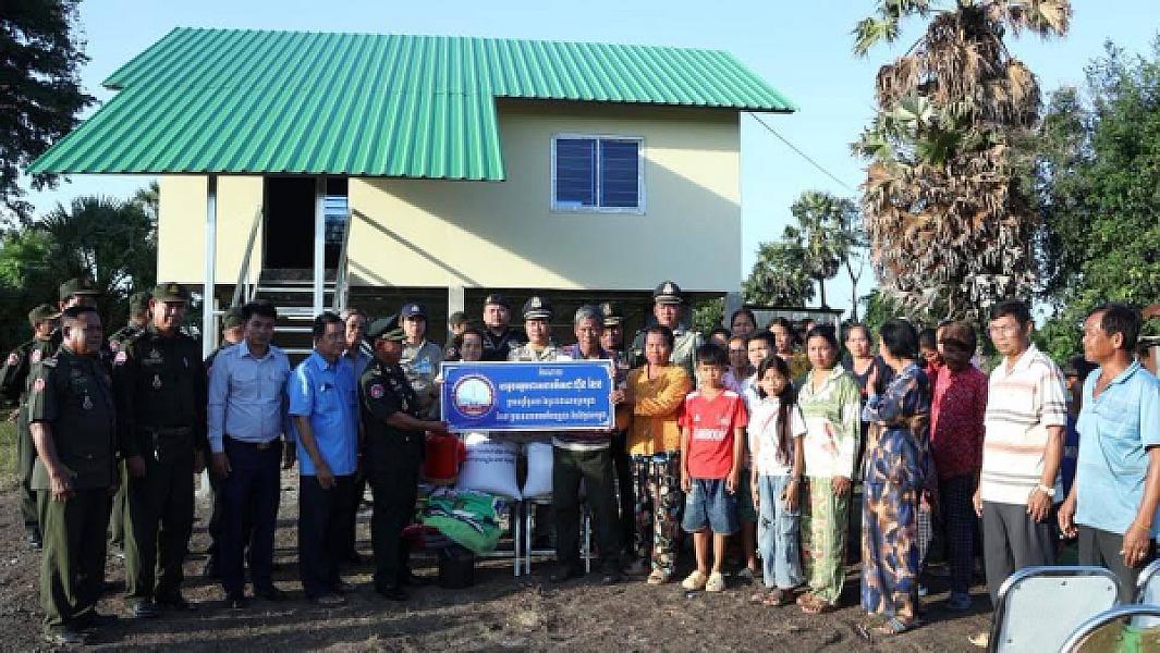 ផ្ទះថ្មីមួយខ្នងទៀតជាអំណោយដ៏ថ្លៃថ្លារបស់សម្ដេចតេជោត្រូវបានប្រគល់ជូនអតីតយុទ្ធជននៅស្រុកតាំងគោក ខេត្តកំពង់ធំ - Image 4