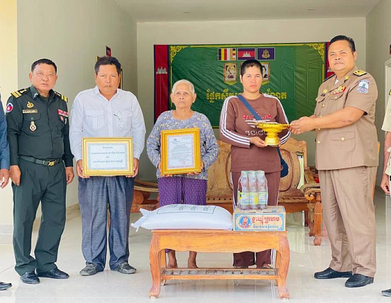 អ.ន.ក ស្រុកកោះអណ្តែត នាំយកថវិកាបេឡាមរណសង្គ្រោះជូនគ្រួសារសពអតីតយុទ្ធជនមួយគ្រួសារ