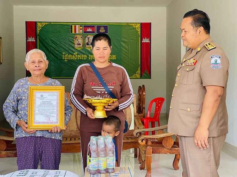 អ.ន.ក ស្រុកកោះអណ្តែត នាំយកថវិកាបេឡាមរណសង្គ្រោះជូនគ្រួសារសពអតីតយុទ្ធជនមួយគ្រួសារ - Image 2