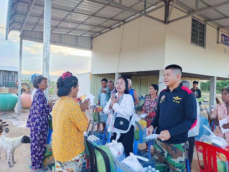 គ្រួសារអតីតយុទ្ធជន ២០គ្រួសារ នៅខេត្តព្រះសីហនុ ទទួលបានទេយ្យទានពីព្រះចៅអធិការវត្តពោធិមានជ័យ - Image 4