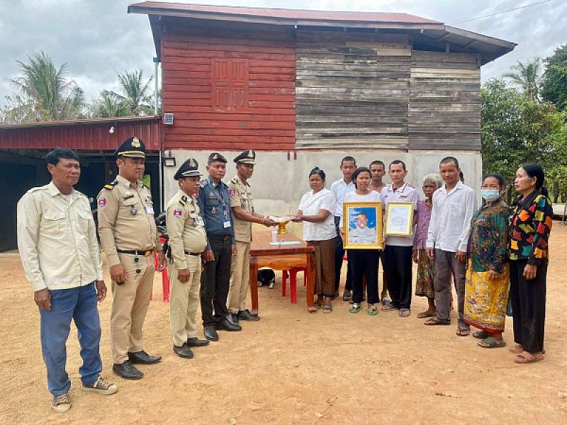 អ.ន.ក ខេត្តឧត្តរមានជ័យ នាំយកថវិកាបេឡាមរណសង្គ្រោះជូនគ្រួសារសពអតីតយុទ្ធជនចំនួន ២គ្រួសារ