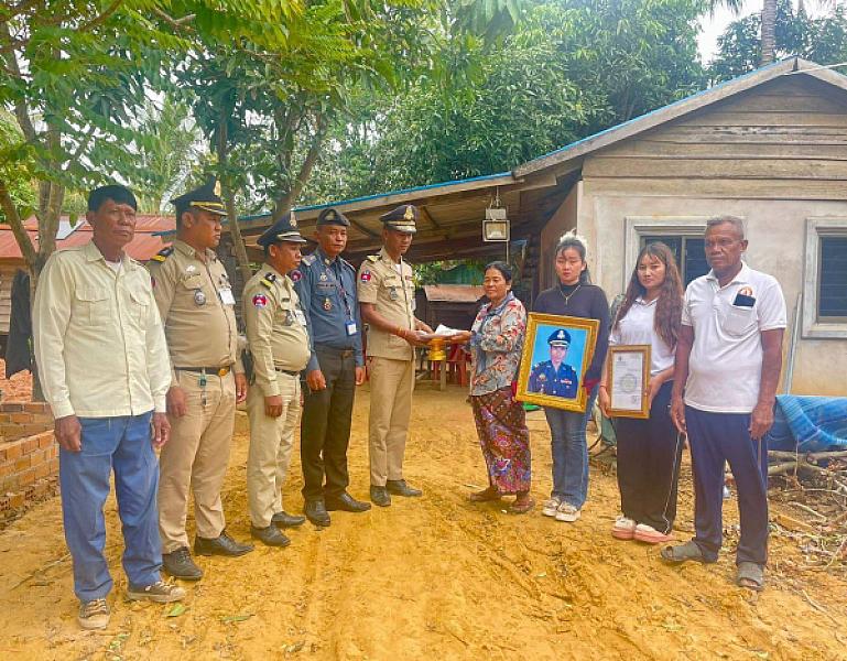 អ.ន.ក ខេត្តឧត្តរមានជ័យ នាំយកថវិកាបេឡាមរណសង្គ្រោះជូនគ្រួសារសពអតីតយុទ្ធជនចំនួន ២គ្រួសារ - Image 2