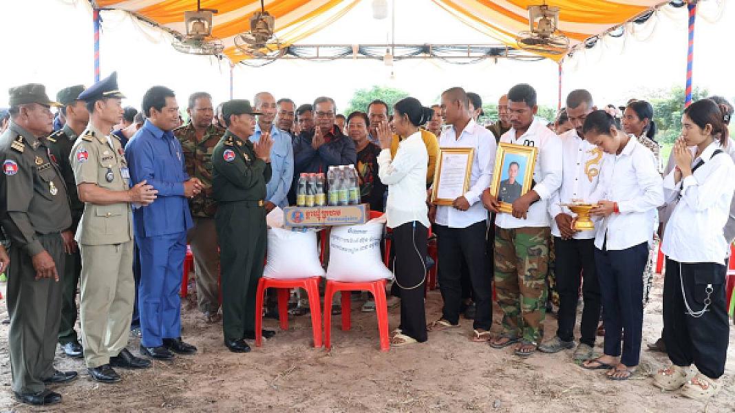 ឧត្ដមសេនីយ៍ទោ សោម ស៊ុន ដឹកនាំក្រុមការងារគោរពវិញ្ញាណក្ខន្ធសពយុទ្ធមិត្តរួមអាវុធក្នុងសម័យសង្គ្រាម - Image 5