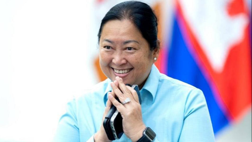 Madam Songleng Bora, Chief of Protocol, the President donated 2,000,000 riels to organize the Extraordinary General Assembly of the Cambodian Veterans Association nationwide