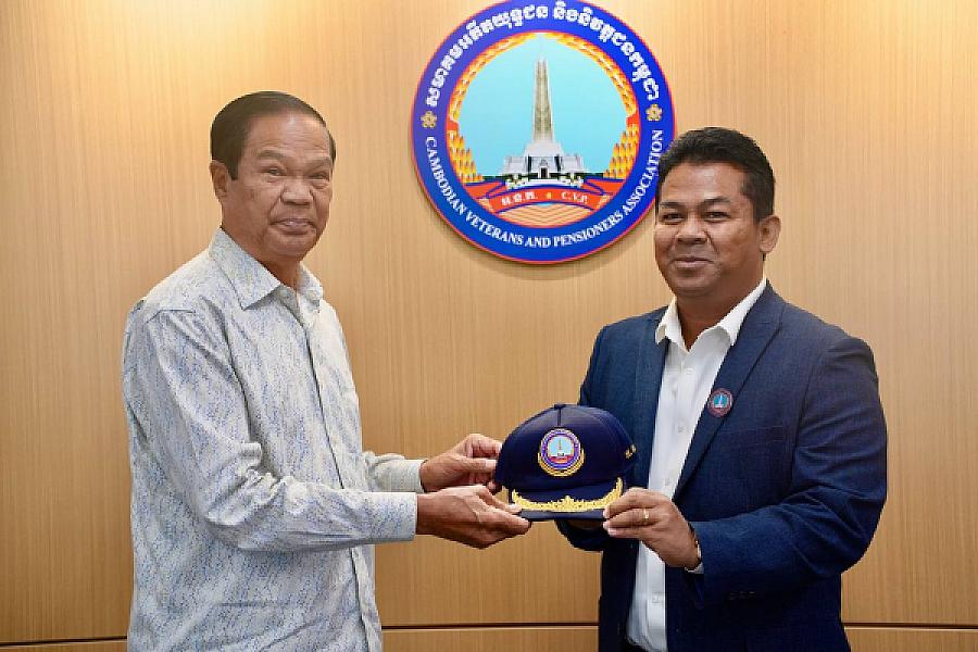 ឯកឧត្តមកិត្តិសង្គហបណ្ឌិត គន់ គីម អញ្ជើញទទួលថវិកាឧបត្ថម្ភសាងសង់ផ្ទះពី លោកឧកញ៉ា ស្រី ចាន់ថន 