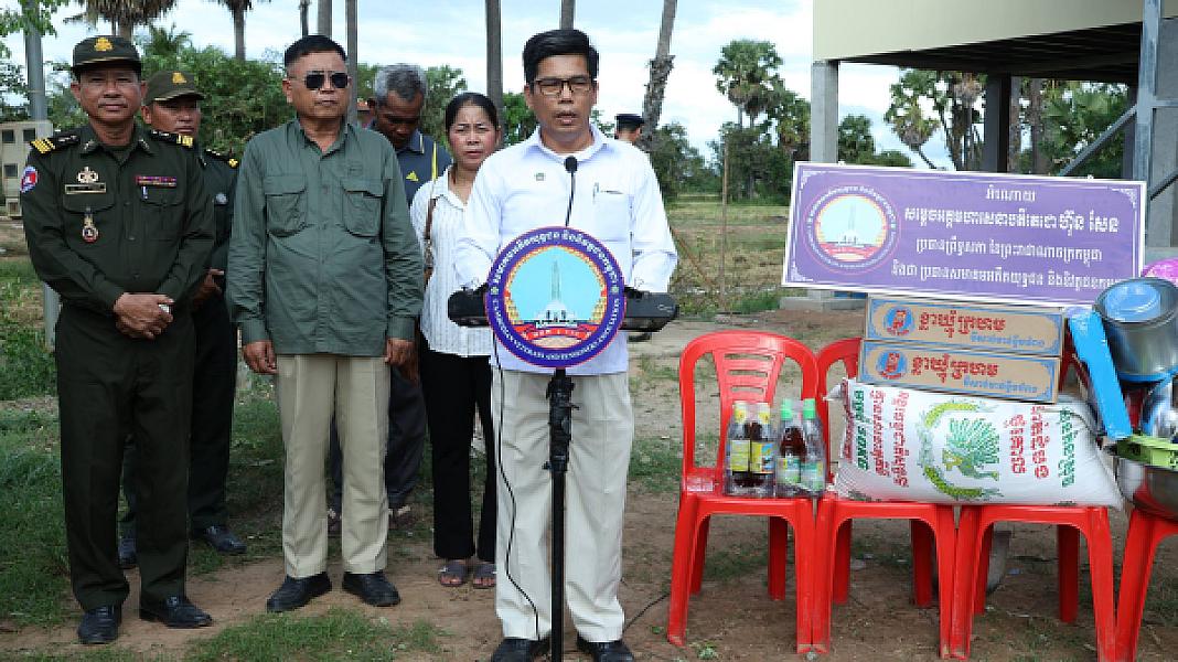 គ្រួសារអតីតយុទ្ធជនពលីនៅស្រុកសន្ទុកមួយគ្រួសារ ទទួលបានអំណោយផ្ទះថ្មីពីសម្ដេចតេជោ និងសម្ដេចកិតិ្តព្រឹទ្ធបណ្ឌិត - Image 2