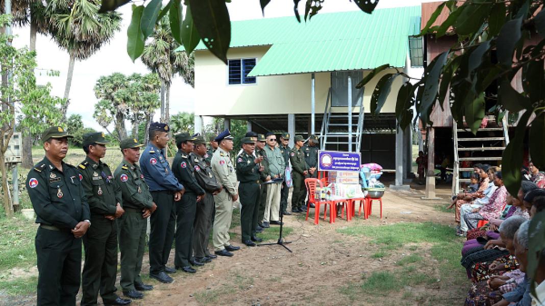 គ្រួសារអតីតយុទ្ធជនពលីនៅស្រុកសន្ទុកមួយគ្រួសារ ទទួលបានអំណោយផ្ទះថ្មីពីសម្ដេចតេជោ និងសម្ដេចកិតិ្តព្រឹទ្ធបណ្ឌិត - Image 4