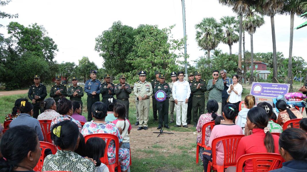 គ្រួសារអតីតយុទ្ធជនពលីនៅស្រុកសន្ទុកមួយគ្រួសារ ទទួលបានអំណោយផ្ទះថ្មីពីសម្ដេចតេជោ និងសម្ដេចកិតិ្តព្រឹទ្ធបណ្ឌិត - Image 7