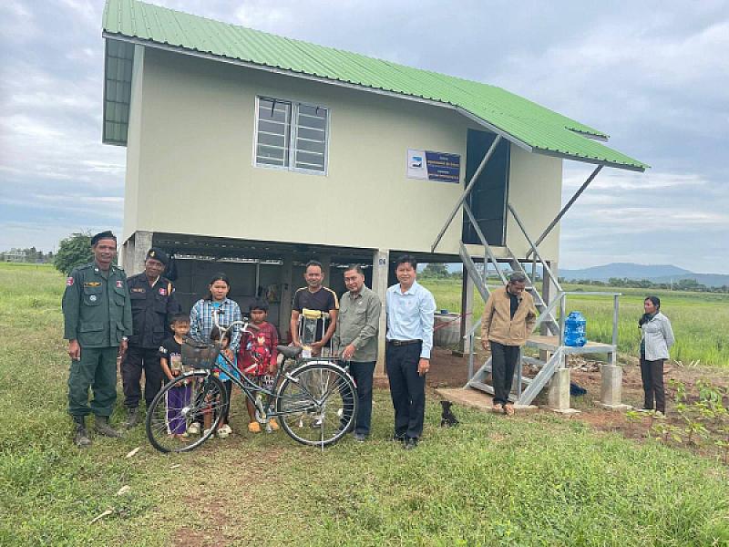 អតីតយុទ្ធជនមួយគ្រួសារ ទទួលបានអំណោយកង់១គ្រឿង និងឈើច្រត់១គូរ ពីប្រធានមន្ទីរអភិវឌ្ឈន៍ជនបទខេត្តបាត់ដំបង  - Image 2