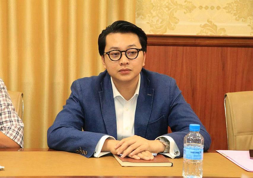 Mr. Men Pisethsak, Deputy Director of the General Department of Finance of Sub-national Administrations, has contributed 2,000,000 riels to organize the Extraordinary General Assembly of the Cambodian Veterans Association nationwide