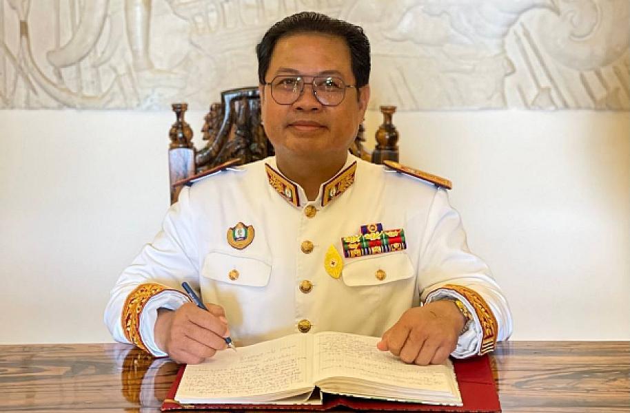 Dr. Vuong Bunret, Director of the Battambang Provincial Health Department and Vice President of the Provincial Health Committee, has contributed 1 million riel to organize the Extraordinary General Assembly of the Cambodian Veterans Association nationwide
