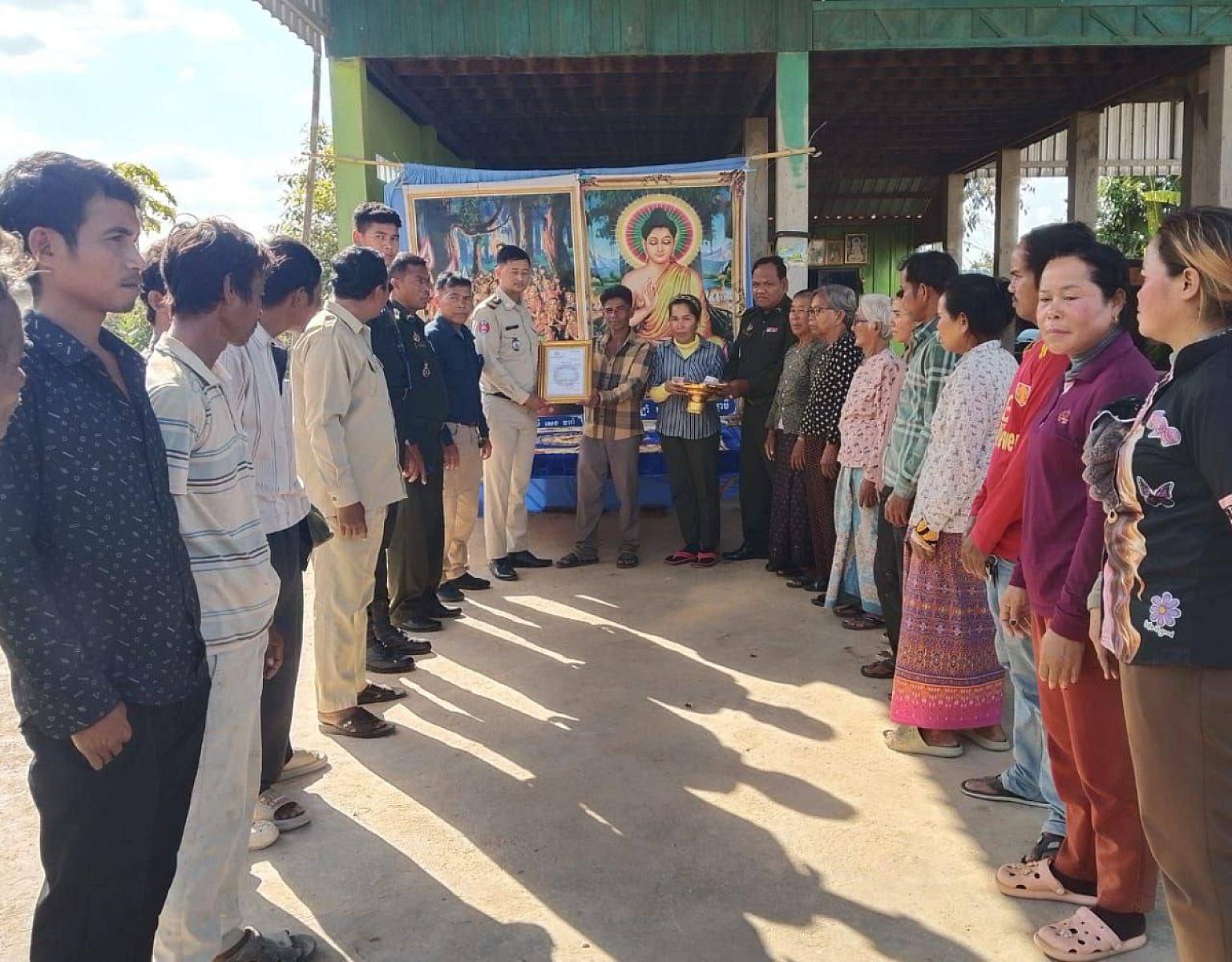 អ.ន.ក ខេត្តកំពង់ស្ពឺ នាំយកថវិកាបេឡាមរណសង្គ្រោះប្រគល់ជូនគ្រួសារសពអតីតយុទ្ធជន ២គ្រួសារ