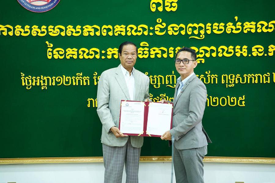 ឯកឧត្តម គន់ គីម អញ្ជើញប្រគល់លិខិតតែងតាំងសមាសភាពគណៈជំនាញរបស់គណៈអចិន្ត្រៃយ៍នៃគណៈកម្មាធិការកណ្តាល អ.ន.ក ចំនួន ១៦រូប - Image 6