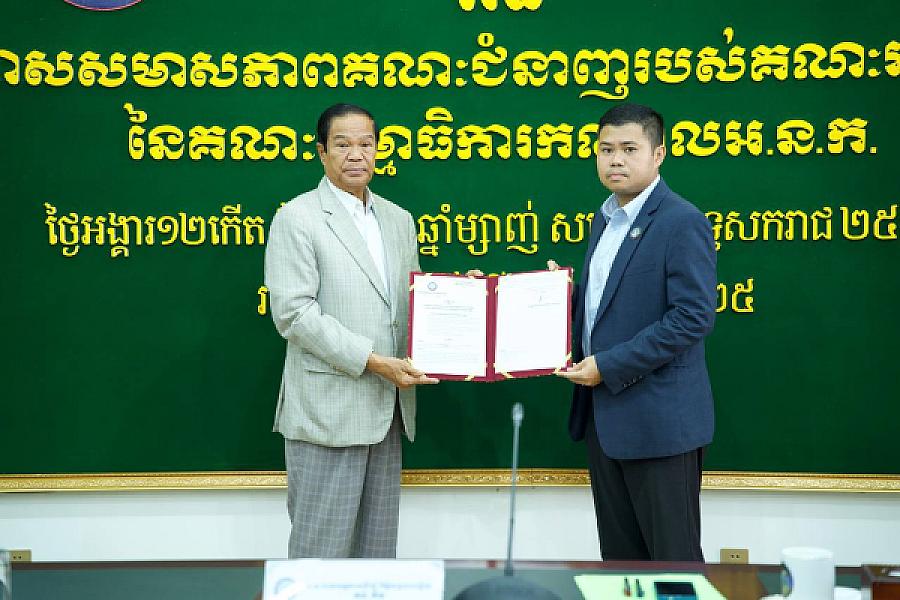 ឯកឧត្តម គន់ គីម អញ្ជើញប្រគល់លិខិតតែងតាំងសមាសភាពគណៈជំនាញរបស់គណៈអចិន្ត្រៃយ៍នៃគណៈកម្មាធិការកណ្តាល អ.ន.ក ចំនួន ១៦រូប - Image 5