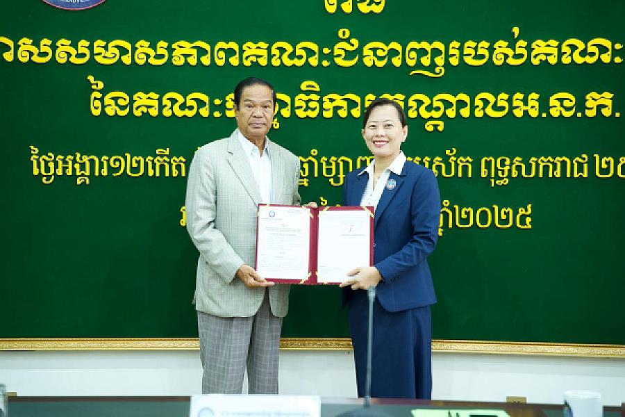 ឯកឧត្តម គន់ គីម អញ្ជើញប្រគល់លិខិតតែងតាំងសមាសភាពគណៈជំនាញរបស់គណៈអចិន្ត្រៃយ៍នៃគណៈកម្មាធិការកណ្តាល អ.ន.ក ចំនួន ១៦រូប - Image 9