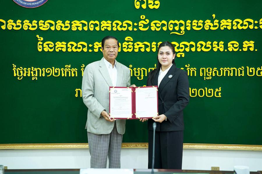 ឯកឧត្តម គន់ គីម អញ្ជើញប្រគល់លិខិតតែងតាំងសមាសភាពគណៈជំនាញរបស់គណៈអចិន្ត្រៃយ៍នៃគណៈកម្មាធិការកណ្តាល អ.ន.ក ចំនួន ១៦រូប - Image 10