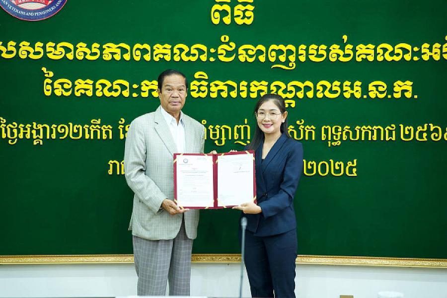 ឯកឧត្តម គន់ គីម អញ្ជើញប្រគល់លិខិតតែងតាំងសមាសភាពគណៈជំនាញរបស់គណៈអចិន្ត្រៃយ៍នៃគណៈកម្មាធិការកណ្តាល អ.ន.ក ចំនួន ១៦រូប - Image 8