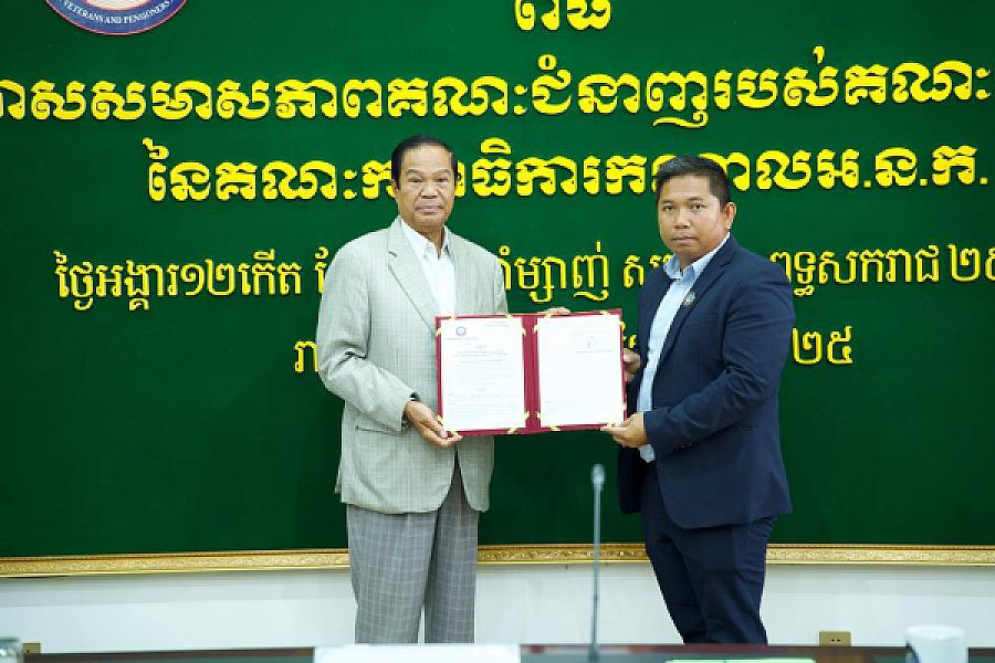 ឯកឧត្តម គន់ គីម អញ្ជើញប្រគល់លិខិតតែងតាំងសមាសភាពគណៈជំនាញរបស់គណៈអចិន្ត្រៃយ៍នៃគណៈកម្មាធិការកណ្តាល អ.ន.ក ចំនួន ១៦រូប - Image 13