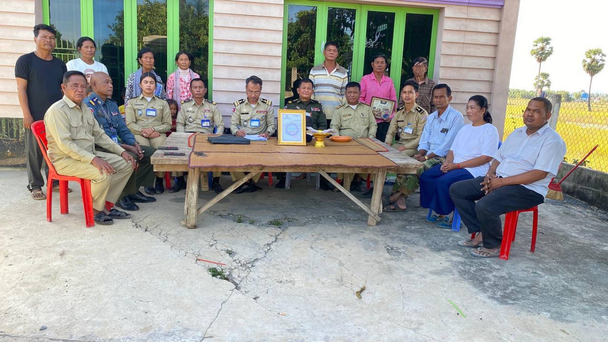 អ.ន.ក ស្រុកសំរោងទង នាំយកថវិកាបេឡាមរណសង្គ្រោះប្រគល់ជូនគ្រួសារសពអតីតយុទ្ធជន ២គ្រួសារ