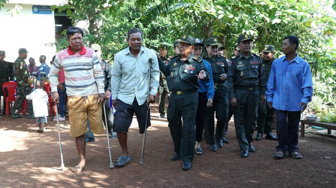 Major General Som Sun, Commander of the Deputy Military Operations Area, President of the Cambodian Veterans Association of Kampong Thom Province, and his wife led colleagues to visit, pay their respects, and provide food and supplies.