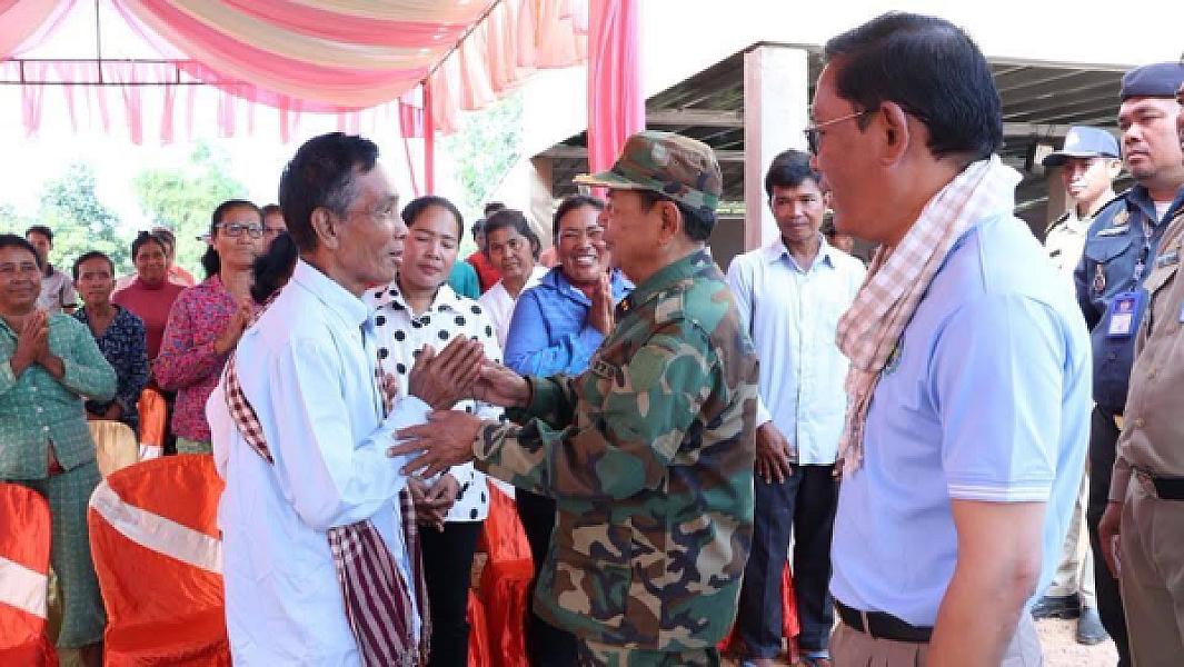 អតីតយុទ្ធជនស្រុកសណ្ដាន់ ខេត្តកំពង់ធំថ្លែងអំណរគុណសម្តេចតេជោ និងសម្តេចធិបតី ដែលបានផ្តល់ផ្ទះថ្មី - Image 8