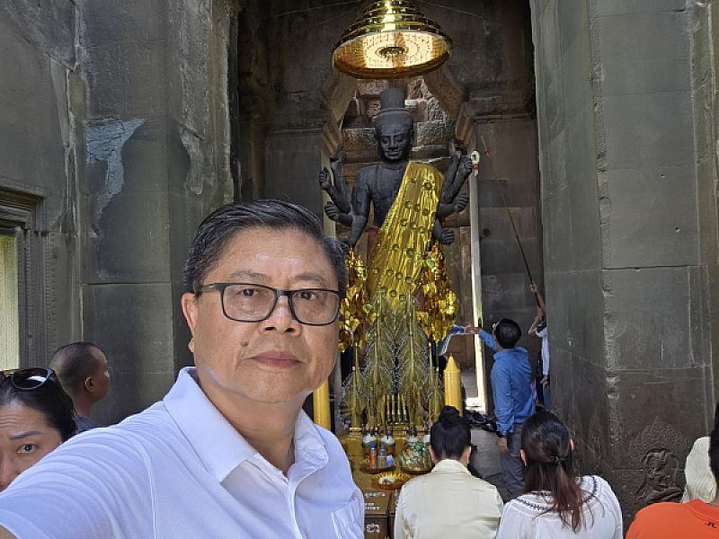 Mr. Chan Phetra, President of the Siem Reap Provincial Treasury, has contributed 400,000 riels to organize the Extraordinary General Assembly of the Cambodian Veterans Association nationwide