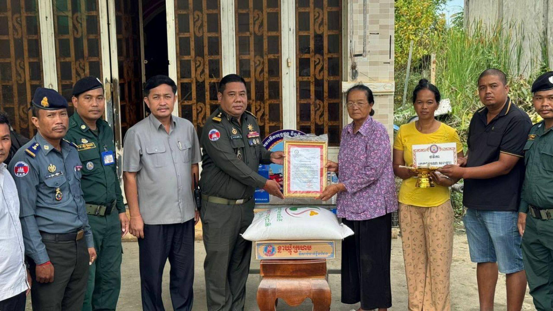 អ.ន.ក. ស្រុកអង្គស្នួល នាំយកថវិកាបេឡាមរណសង្គ្រោះជូនគ្រួសារសពអតីតយុទ្ធជនមួយគ្រួសារ