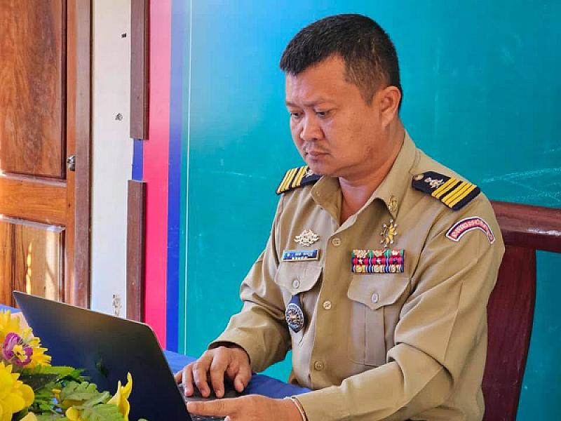 olonel Lim Sambath, Police Chief of Prasat Bakong District, has donated 100,000 riels to organize the Extraordinary General Assembly of the Cambodian Veterans Association nationwide