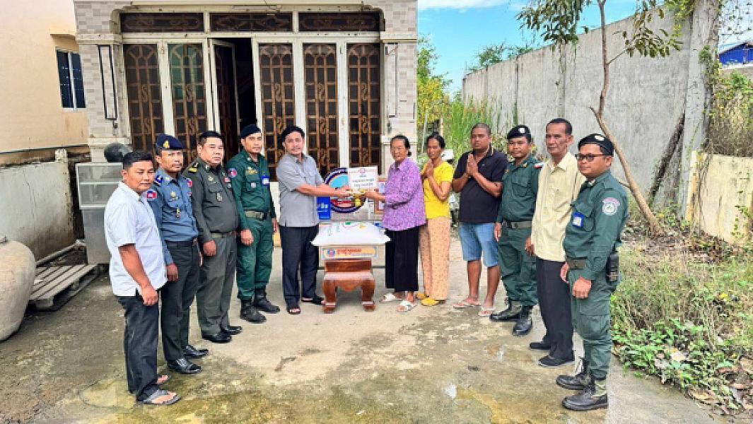 អ.ន.ក. ស្រុកអង្គស្នួល នាំយកថវិកាបេឡាមរណសង្គ្រោះជូនគ្រួសារសពអតីតយុទ្ធជនមួយគ្រួសារ - Image 3