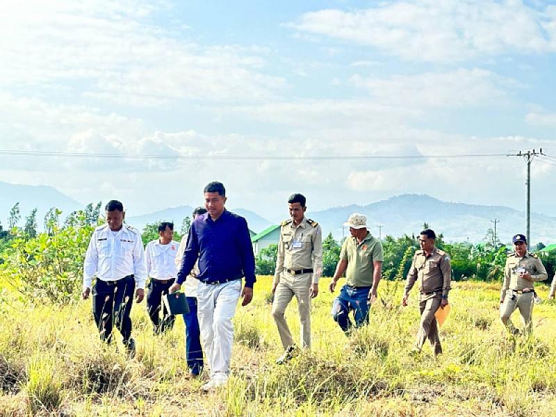 អ.ន.ក. ខេត្តបាត់ដំបង ចុះពិនិត្យទីតាំងសាងសង់សាលារៀនជូនកូនៗអតីតយុទ្ធជន និងនិវត្តជនលើដីសម្បទានសង្គមកិច្ច